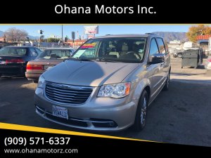 2014 Chrysler Town and Country Photo