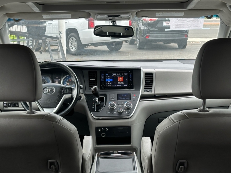 2015 Toyota Sienna XLE's photo