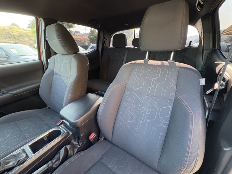 large picture of 2017 Toyota Tacoma