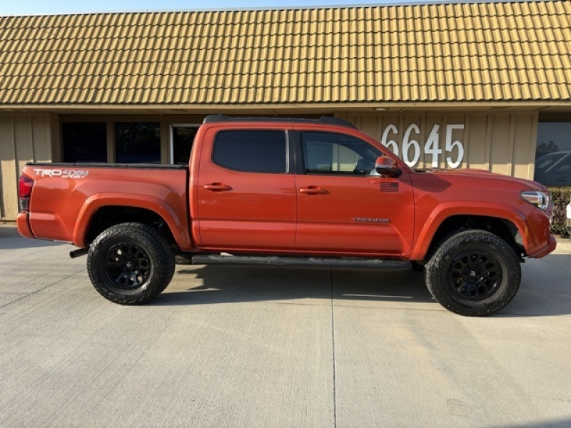 large picture of 2017 Toyota Tacoma