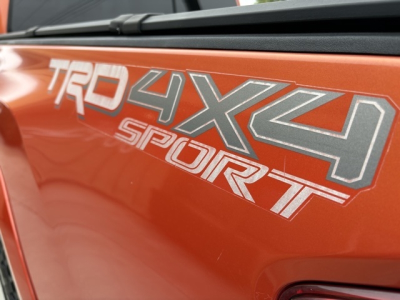 large picture of 2017 Toyota Tacoma