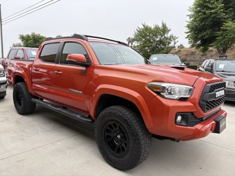 large picture of 2017 Toyota Tacoma