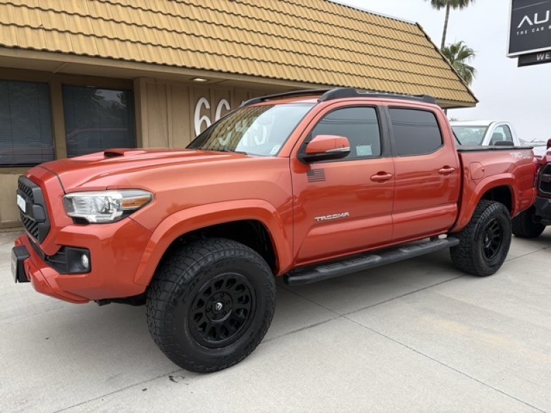 large picture of 2017 Toyota Tacoma