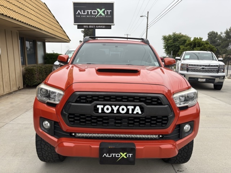 large picture of 2017 Toyota Tacoma