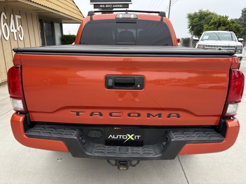 large picture of 2017 Toyota Tacoma