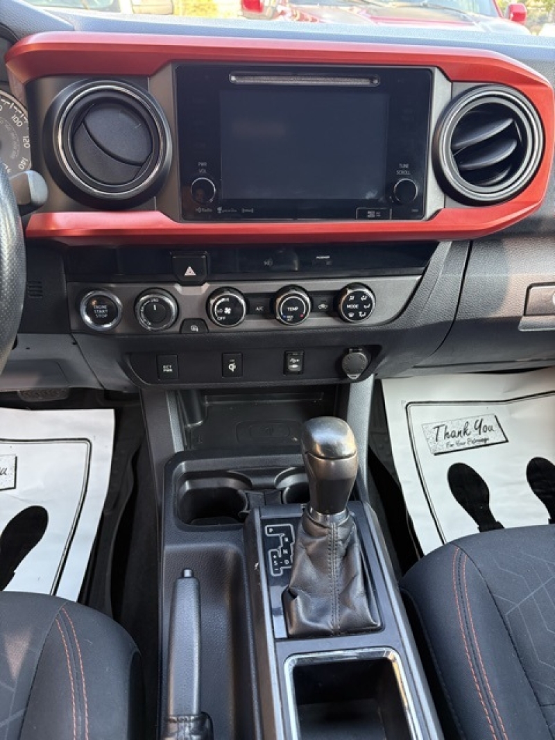large picture of 2017 Toyota Tacoma