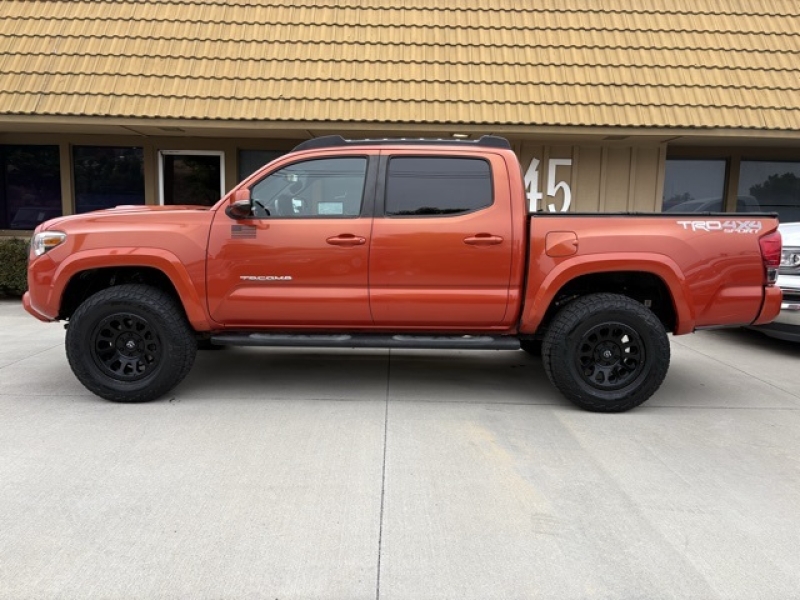large picture of 2017 Toyota Tacoma