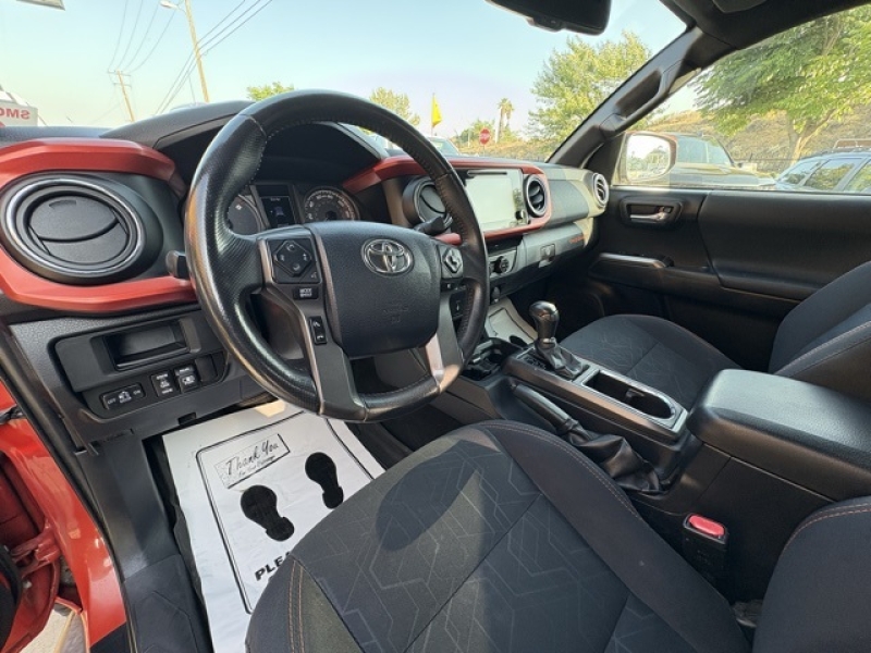 large picture of 2017 Toyota Tacoma