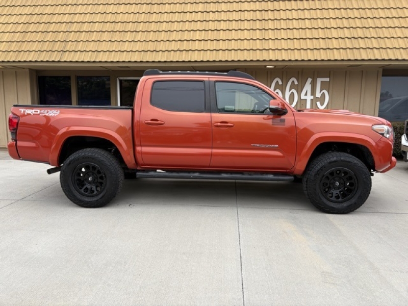 large picture of 2017 Toyota Tacoma