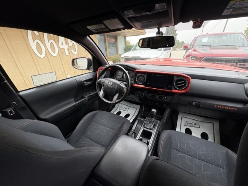 large picture of 2017 Toyota Tacoma