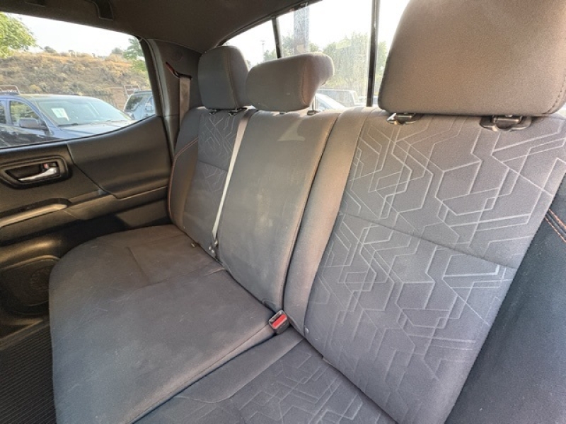 large picture of 2017 Toyota Tacoma