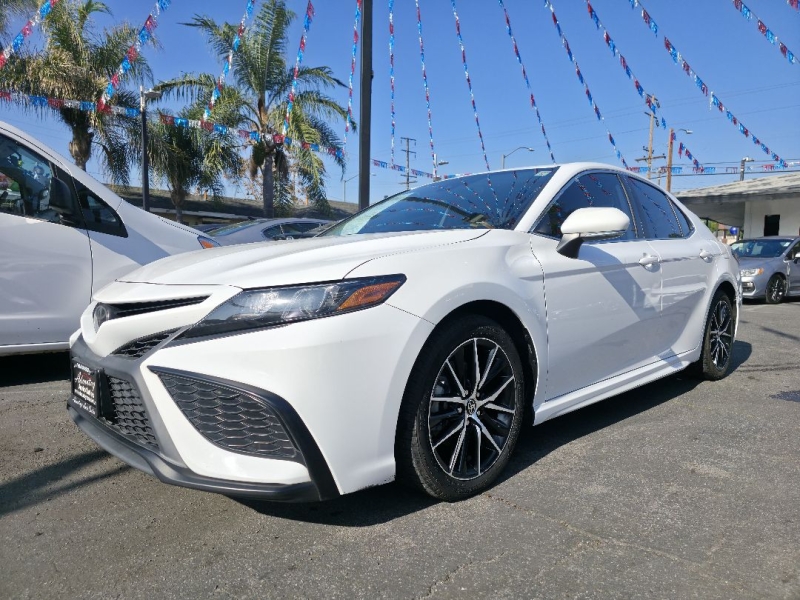 2022 Toyota Camry SE's photo