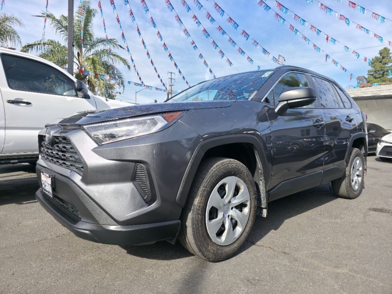 2021 Toyota RAV4 LE's photo