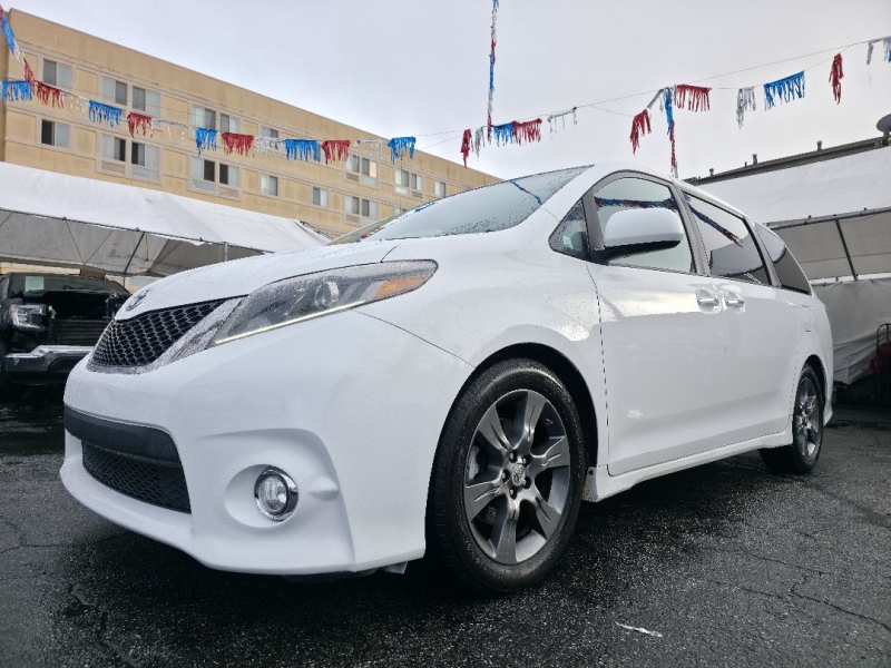 2016 Toyota Sienna SE Premium's photo