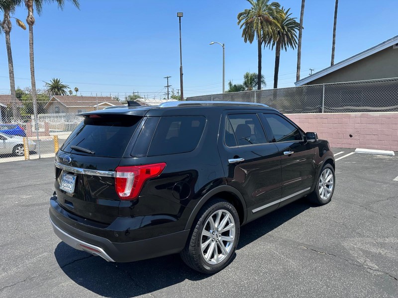 2017 Ford Explorer Limited's photo