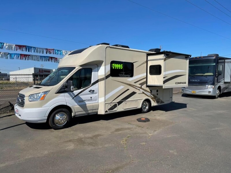 2017 Thor Motor CoachThree Fea Photo