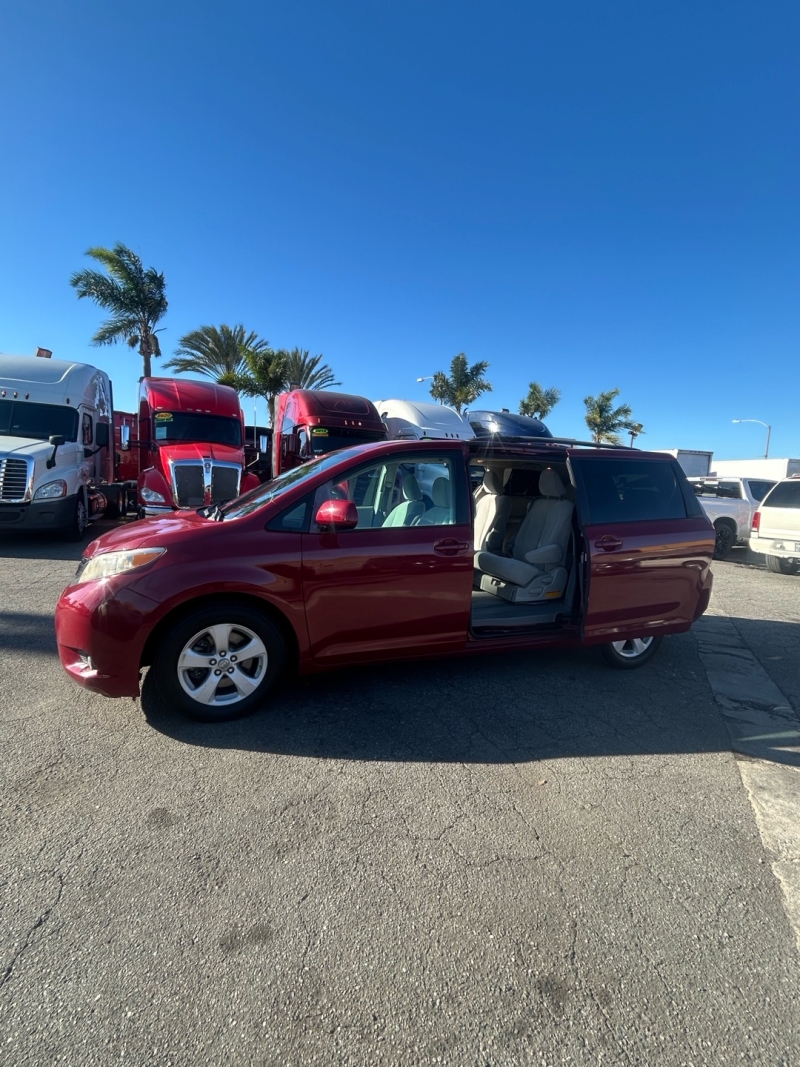 2011 Toyota Sienna LE's photo