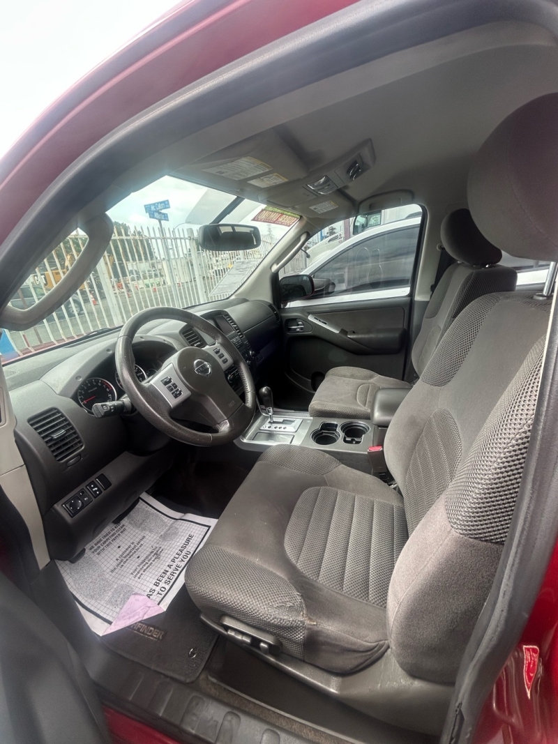 2012 Nissan Pathfinder SV 4x2's photo
