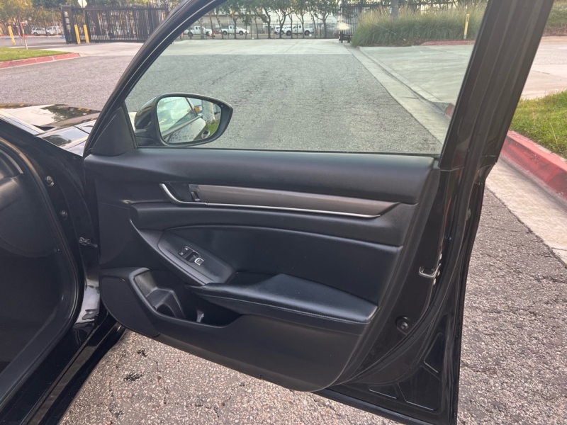 2018 Honda Accord LX - Photo 9