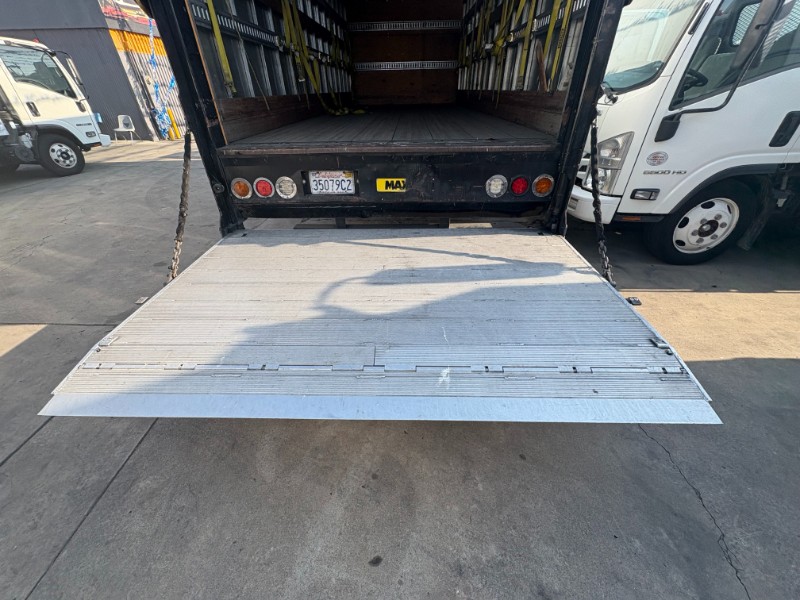 2017 Isuzu NRR - Photo 2