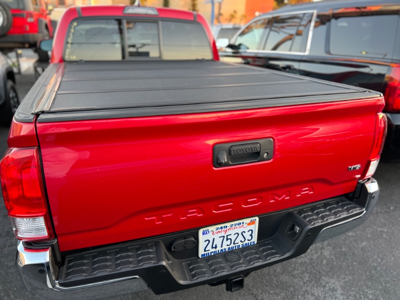2017 Toyota Tacoma SR5's photo