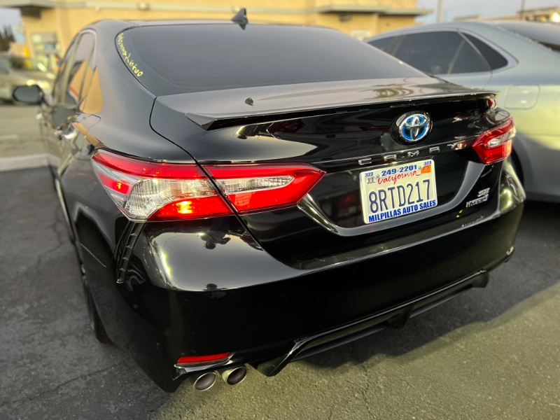 2020 Toyota Camry SE's photo