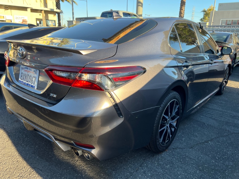 2022 Toyota Camry SE's photo