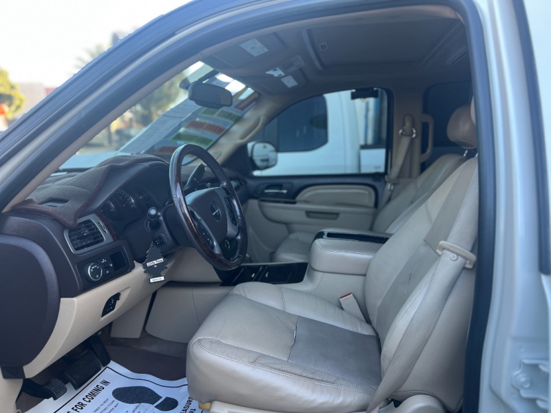 2011 GMC Yukon XL Denali's photo