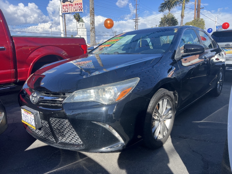 2017 Toyota Camry SE's photo