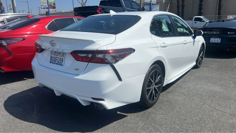 2021 Toyota Camry SE's photo