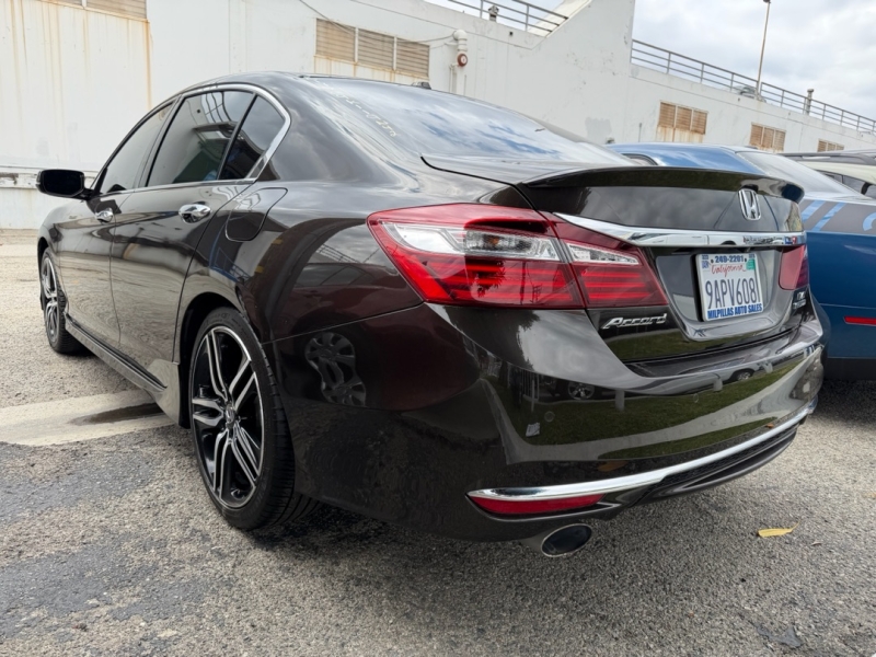 2017 Honda Accord Touring Auto's photo
