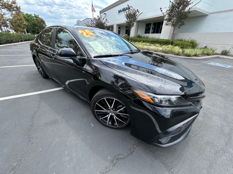 2024 Toyota Camry SE's photo