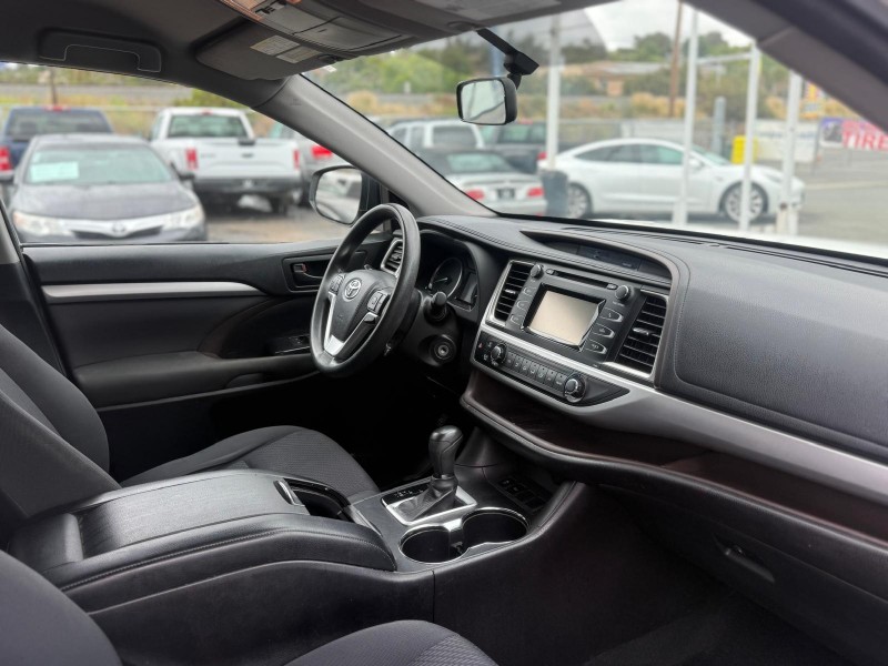 2016 Toyota Highlander LE - Photo 6