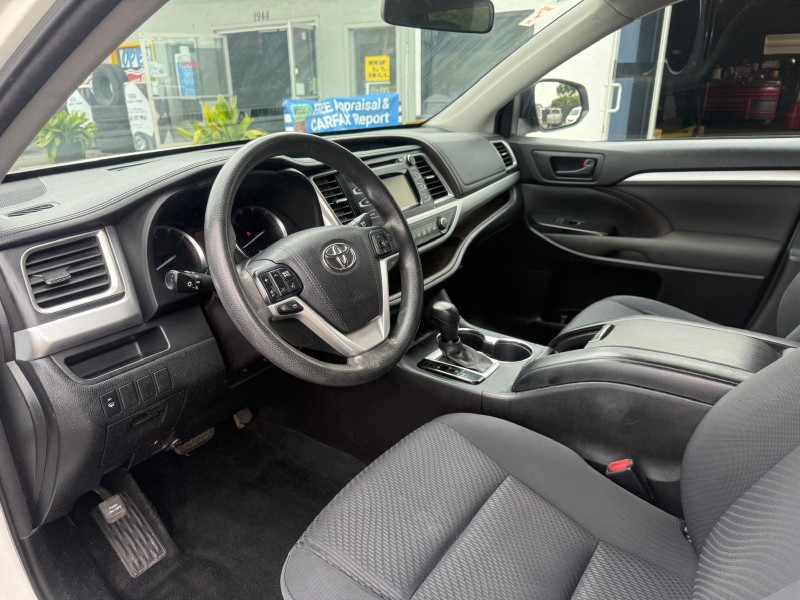 2016 Toyota Highlander LE - Photo 9