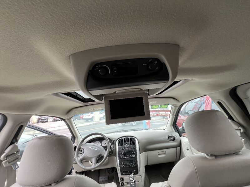 2006 Chrysler Town & Country Touring - Photo 10