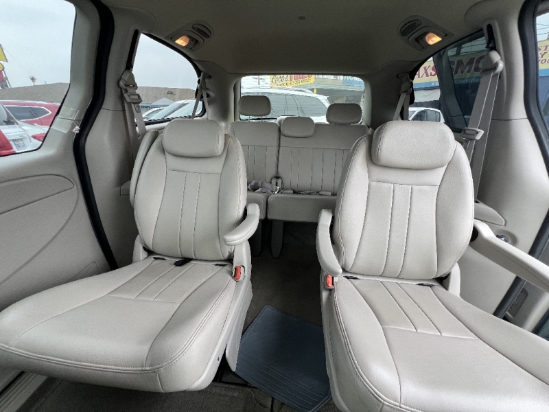 2006 Chrysler Town & Country Touring - Photo 6