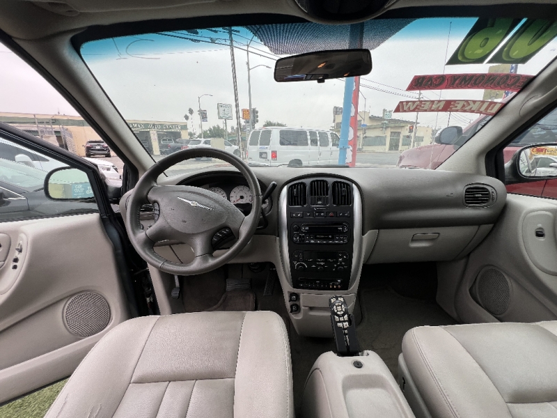 2006 Chrysler Town & Country Touring - Photo 9