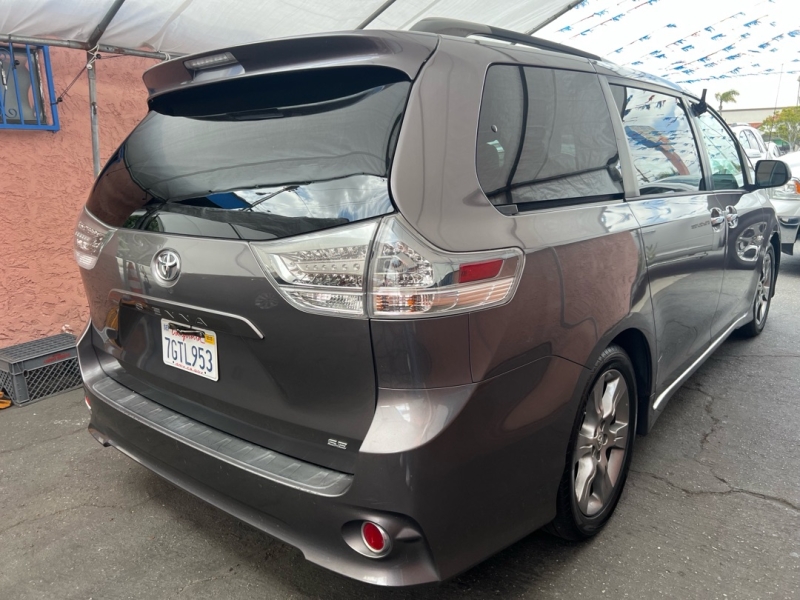 2014 Toyota Sienna SE's photo