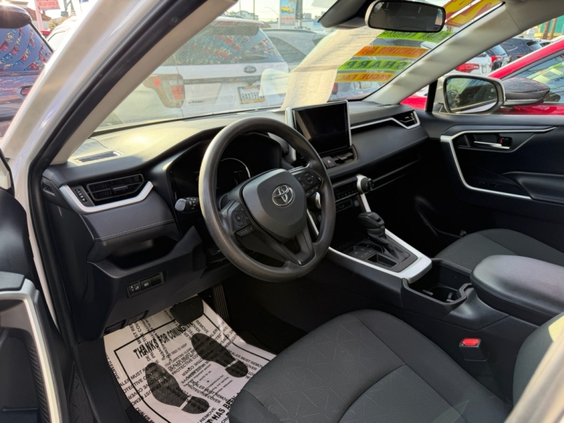 2024 Toyota RAV4 XLE FWD's photo