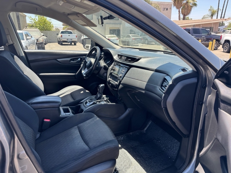 2017 Nissan Rogue SV - Photo 16
