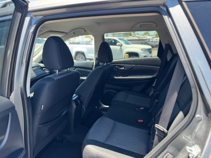 2017 Nissan Rogue SV - Photo 18