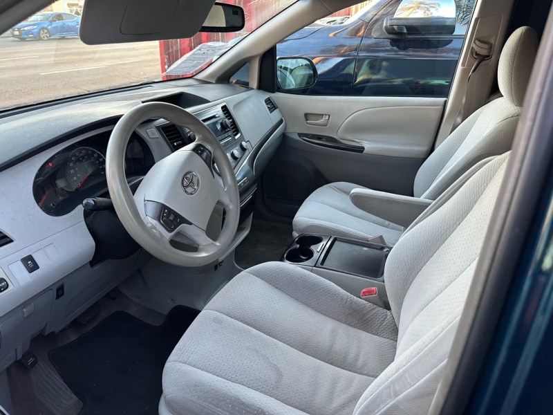 2011 Toyota Sienna LE's photo