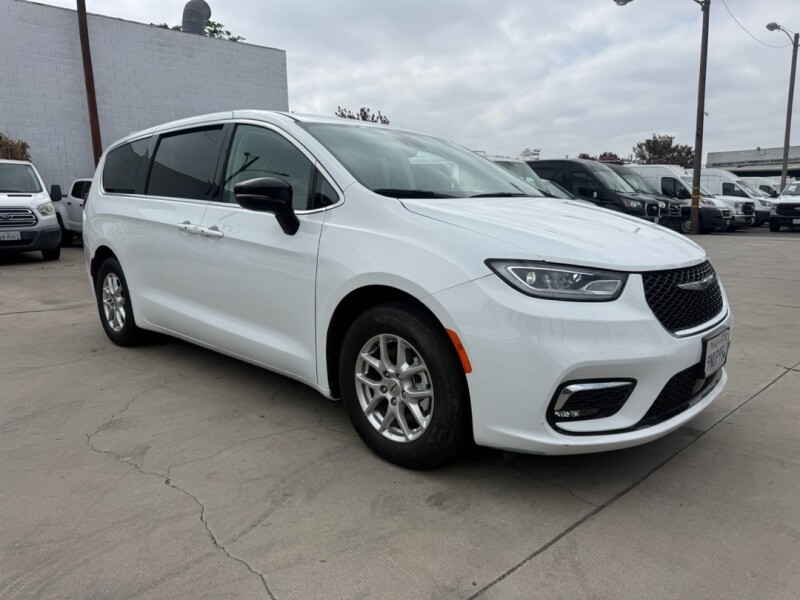 picture of 2024 Chrysler Pacifica