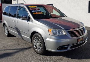 2014 Chrysler Town And Country Photo
