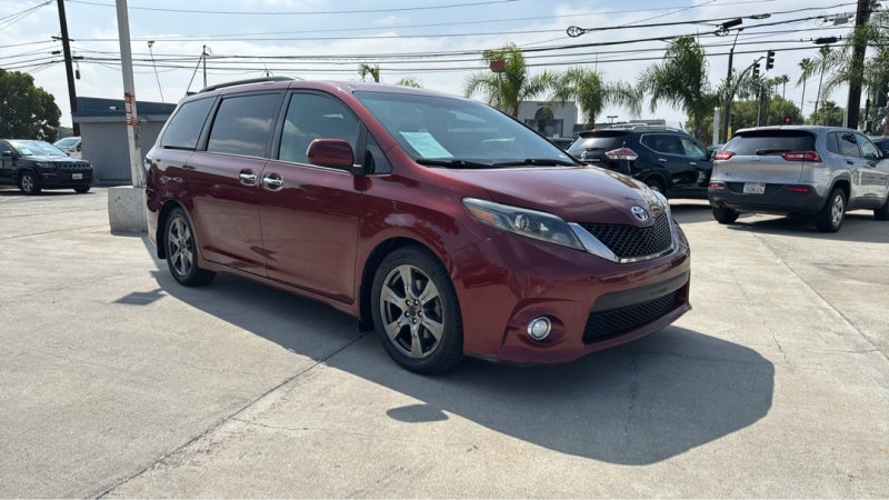 2017 Toyota Sienna SE's photo