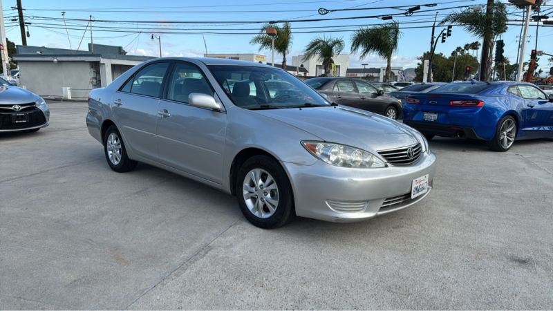 2005 Toyota Camry LE V6 5AT's photo