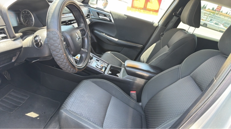 2022 Mitsubishi Outlander ES FWD's photo