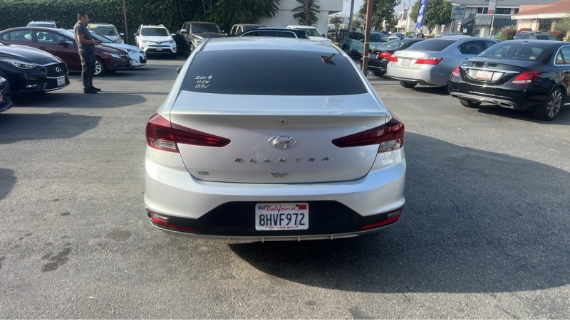 2019 Hyundai Elantra SE's photo
