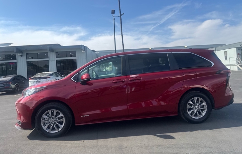 picture of 2021 Toyota Sienna