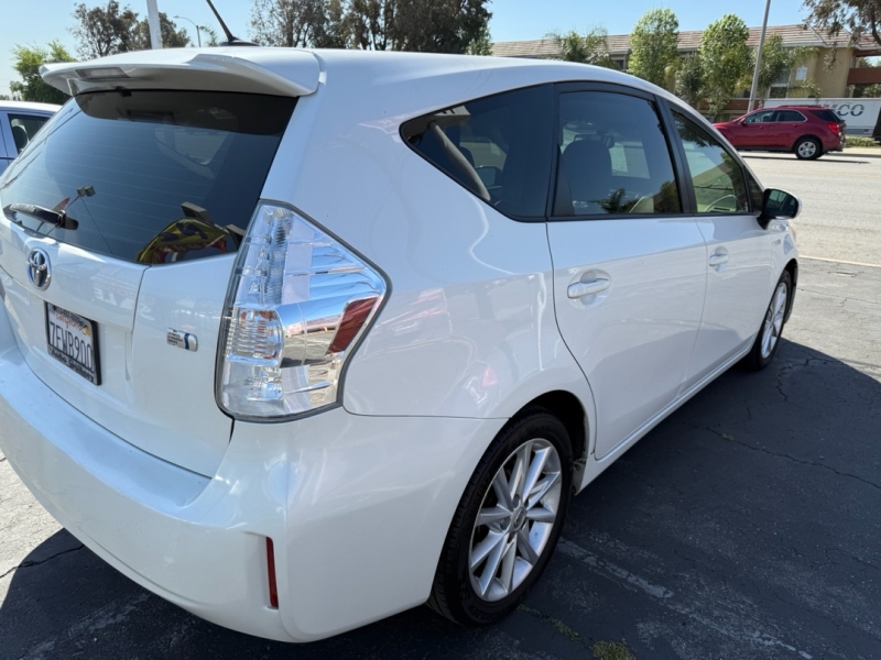 2014 Toyota Prius v Five